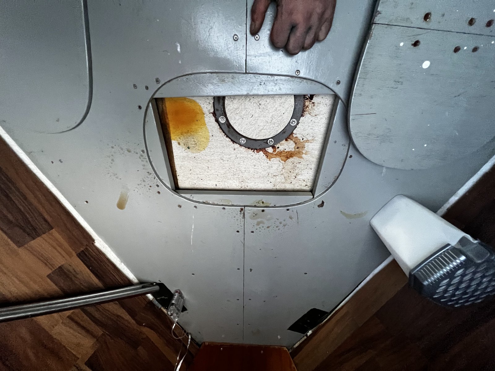 Korrodierter Rahmen der alten Decksluke von innen