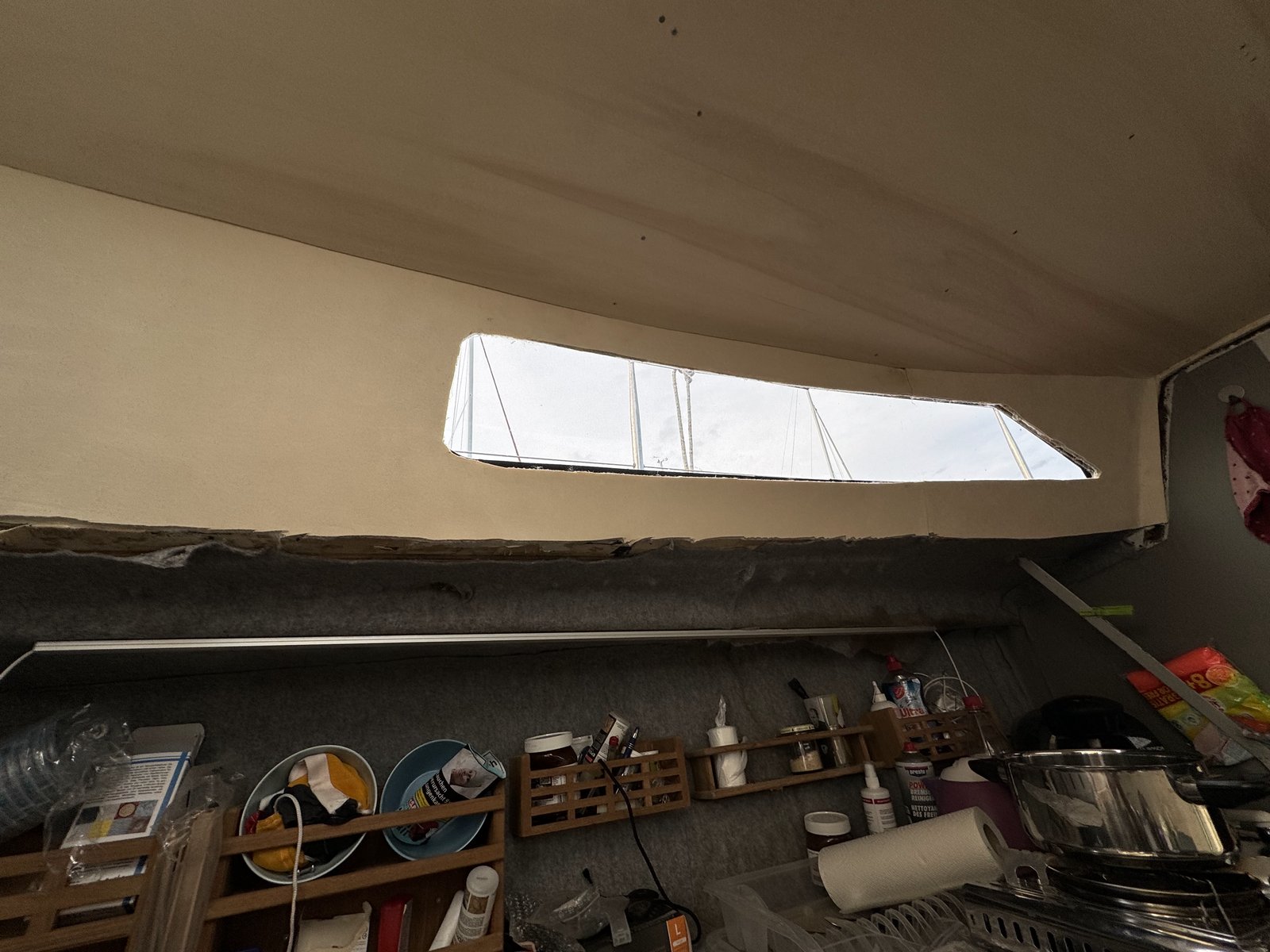 Heller Salon mit weiß lackierter Decke nach dem Innenausbau