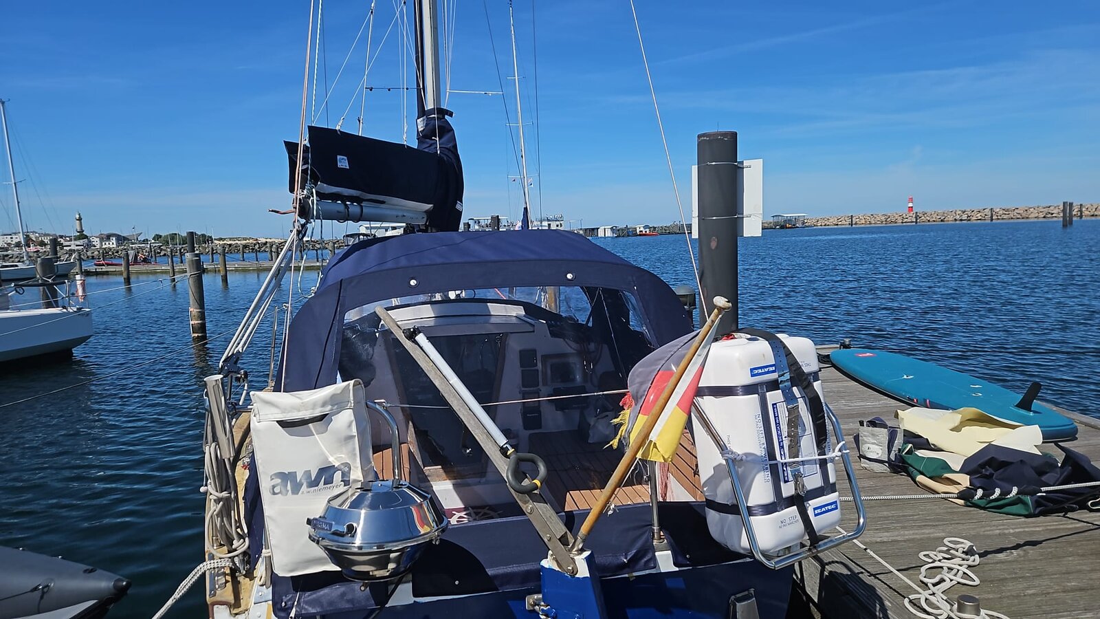 Cockpit der Bluebaerry beladen mit Ausrüstung für einen Törn