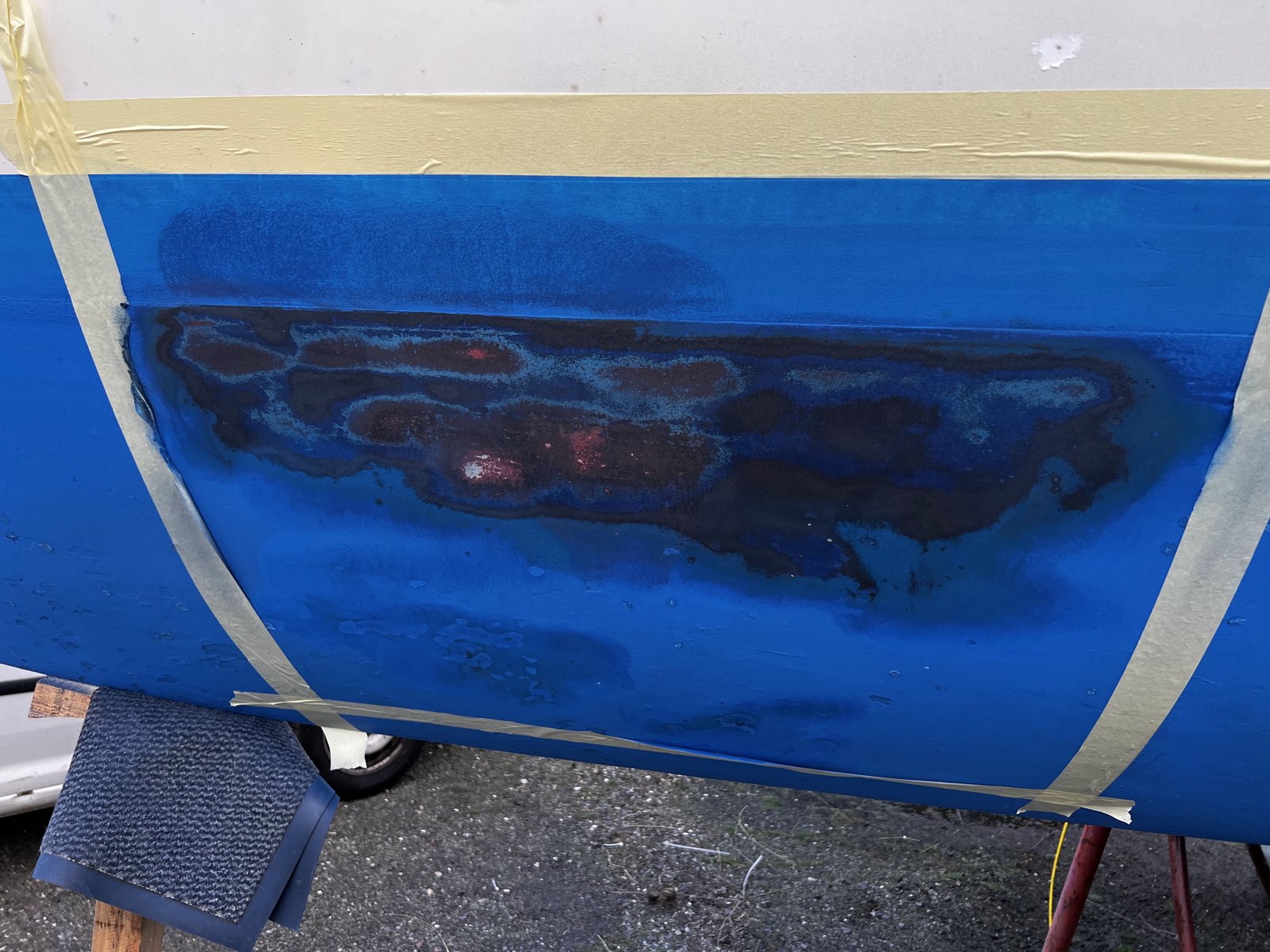 Abgeklebte und freigelegte Reparaturstelle am Unterwasserschiff