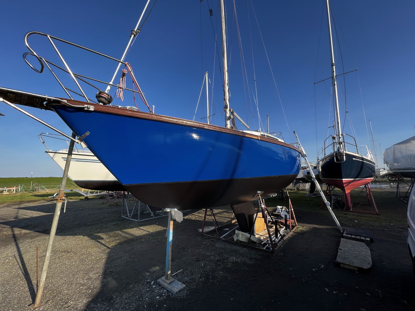 Bluebaerry an Land mit dunkelblauem Rumpf nach dem Refit, Blick auf Kiel und Unterwasserschiff
