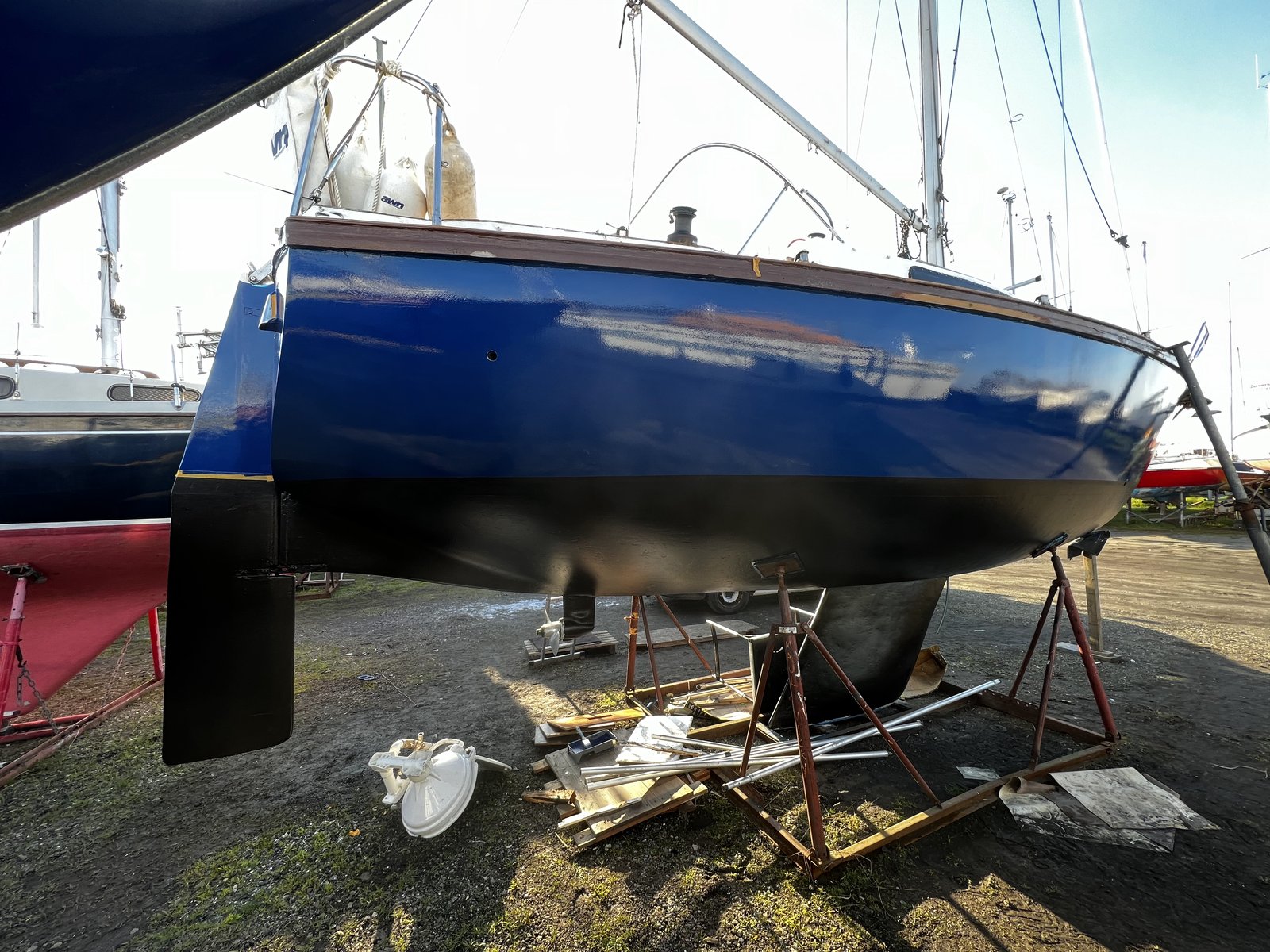 Fertig lackiertes Heck in Dunkelblau mit schwarzem Antifouling