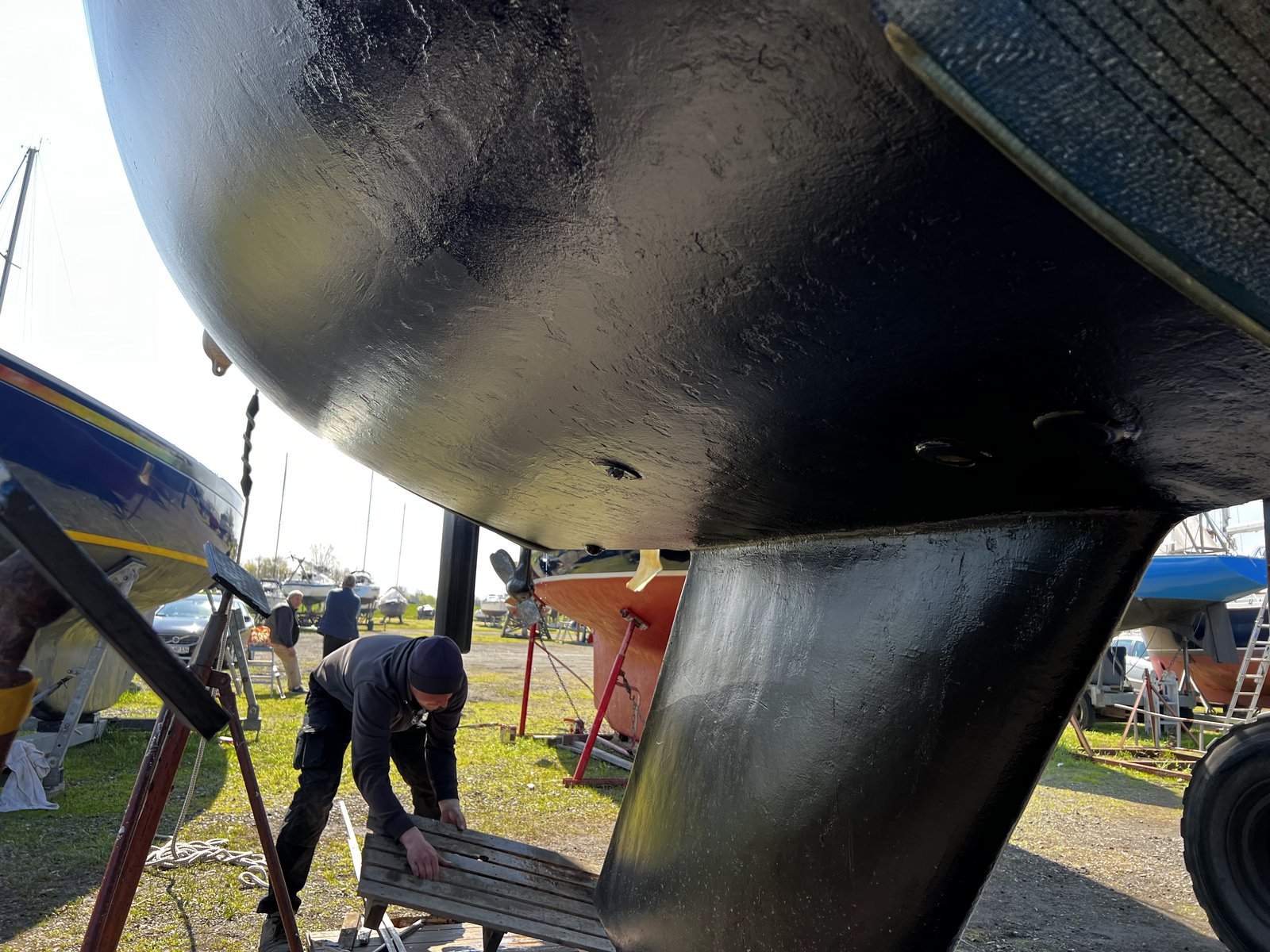Frisch beschichtetes schwarzes Unterwasserschiff kurz vor dem Zuwasserlassen
