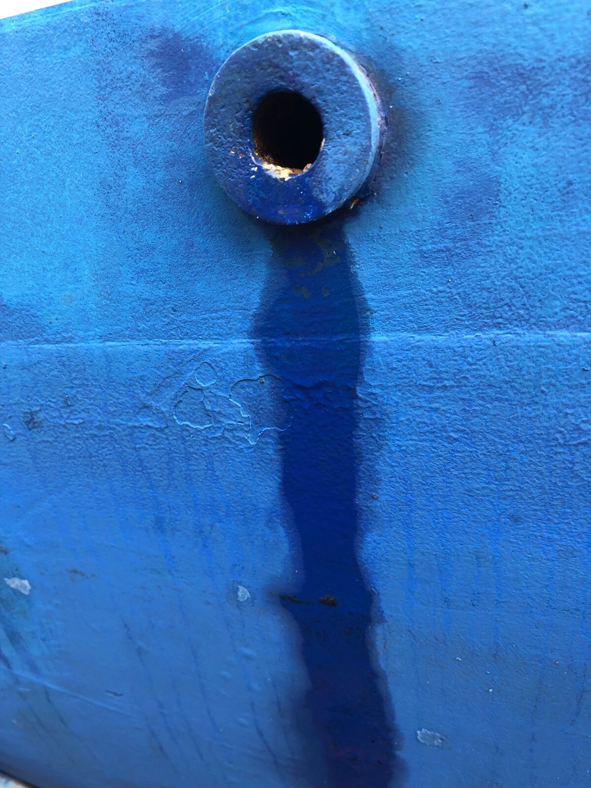 Alte Borddurchführung von außen mit Rostfahne im Antifouling