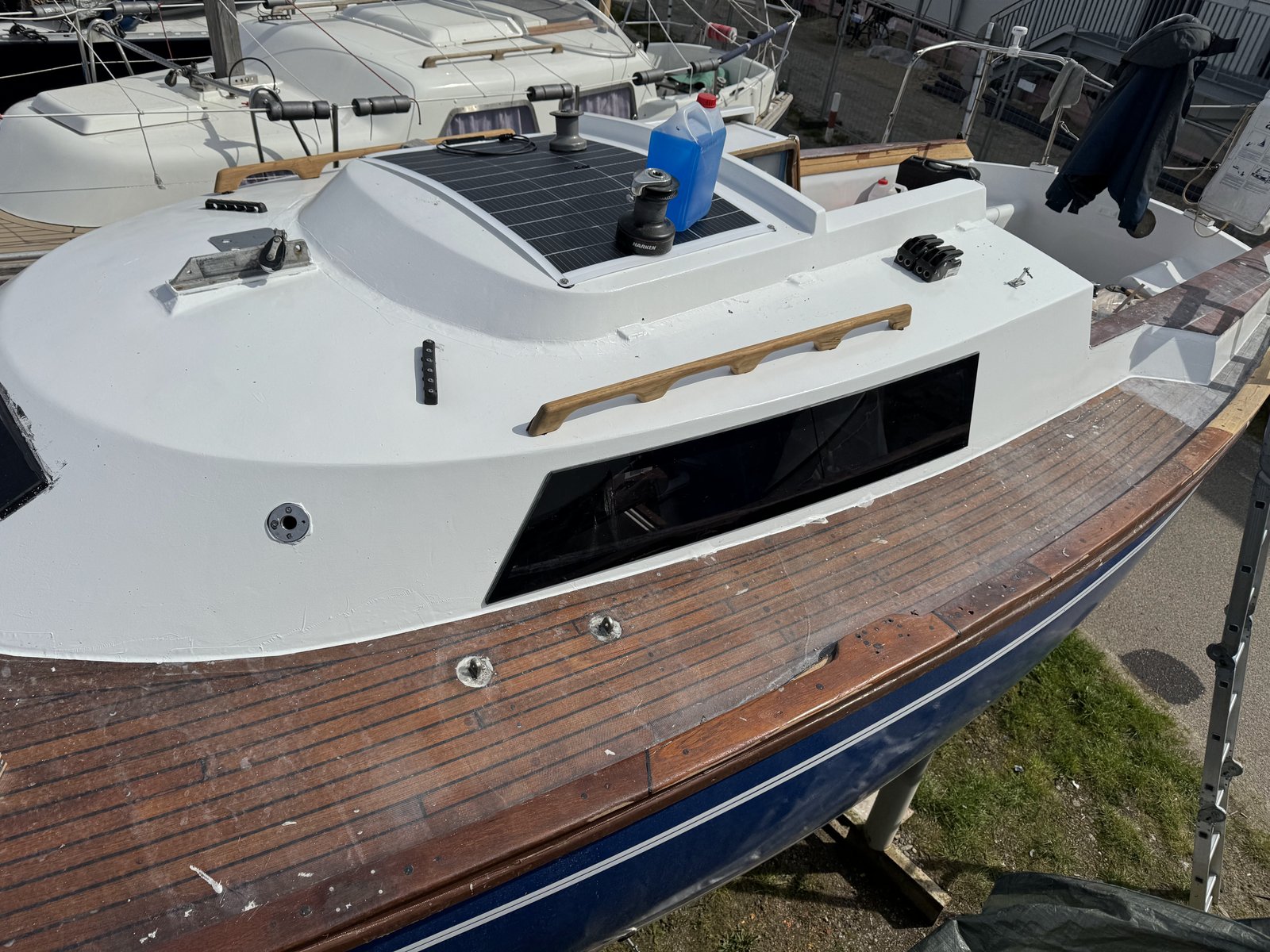 Solarmodul auf dem Kajütdach mit Kabelführung zur Decksdurchführung