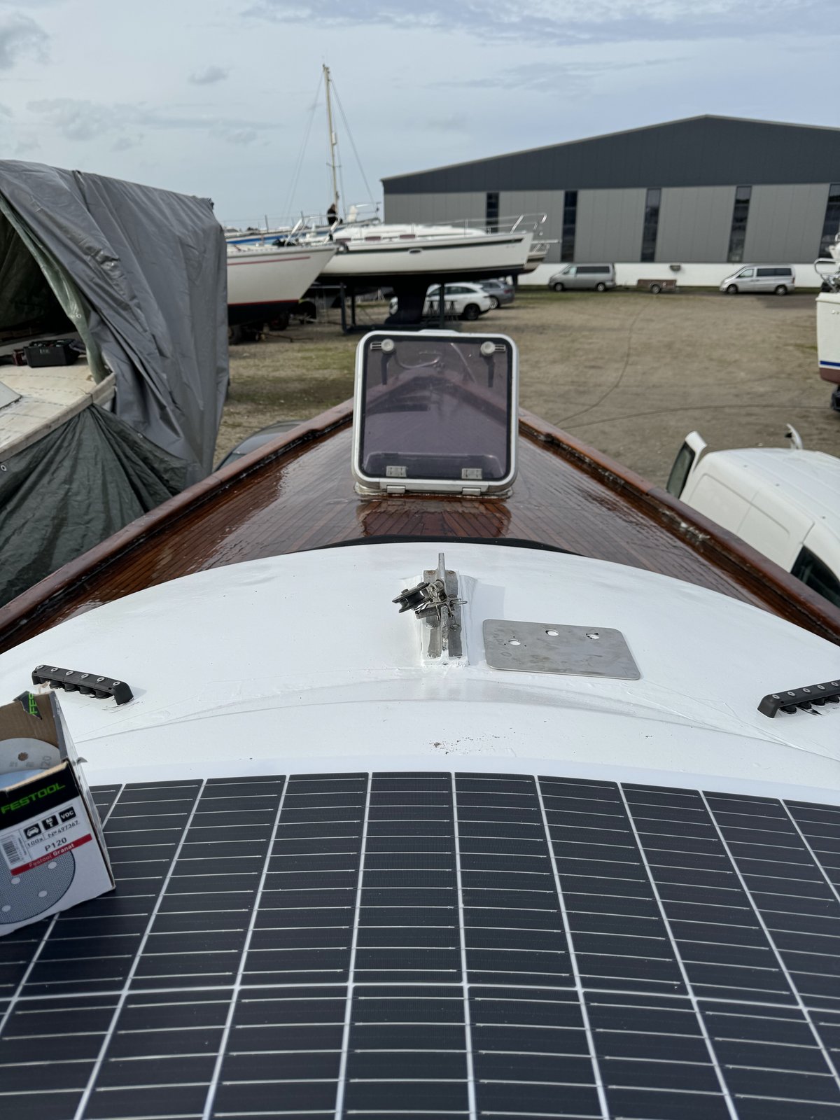 Begehbares Solarmodul flach auf dem Vorschiff montiert