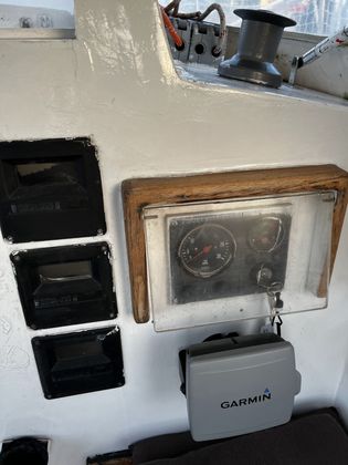 Alte Instrumententafel mit nachgerüstetem GPS