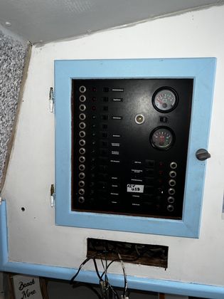 Alte Schalttafel mit Kippschaltern und Anzeigeinstrumenten