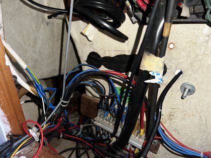 Unbeschrifteter alter Kabelbaum mit Klemmverbindungen