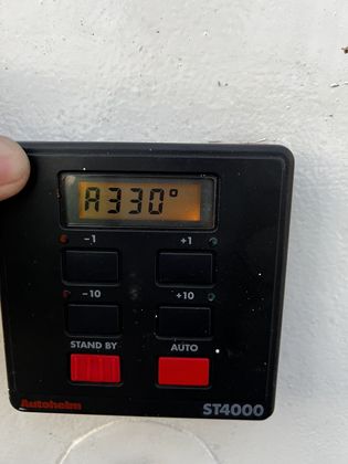 Autopilot-Bedienteil zeigt Kurs 330 Grad