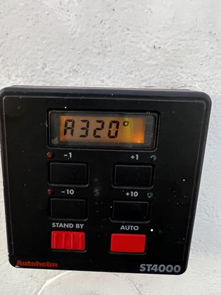 Autopilot-Bedienteil zeigt Kurs 320 Grad