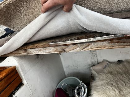 Kontrolle der Staukästen unter den Sitzbänken