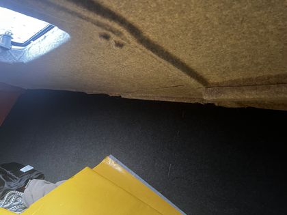 Gedämmte Rumpfseite mit neuem Filzhimmel darunter