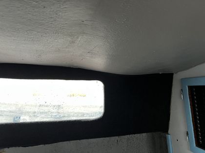 Fensterbereich mit neuem Filz eingefasst