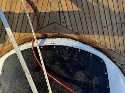 Ausgebaute Decksluke, Öffnung im Teakdeck