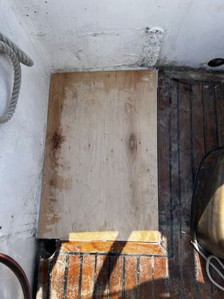 Staukasten mit neuer Verschalung aus hellem Holz