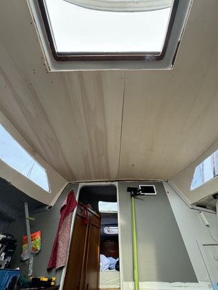 Weiße Decke im Bereich des Niedergangs