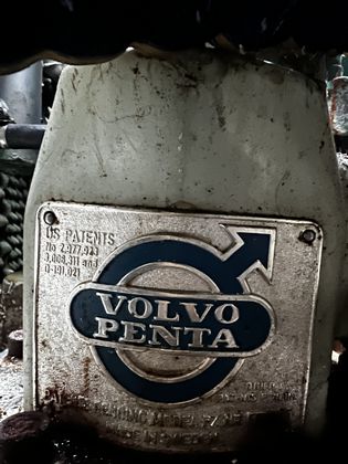 Typenschild des Volvo Penta am Motorblock