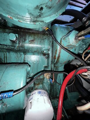 Neuer weißer Ölfilter am Motorblock