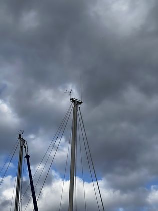 Masttop mit Windex und Antenne im Zustand 2022