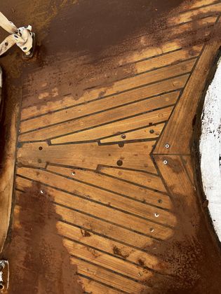 Vergrautes Teak im Cockpit vor der Aufarbeitung