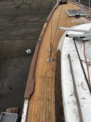 Aufgearbeitetes Teakdeck auf dem Seitendeck