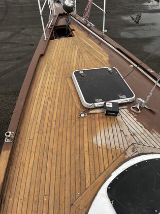Vorschiff mit hellem Teak und neuer Aluminium-Decksluke