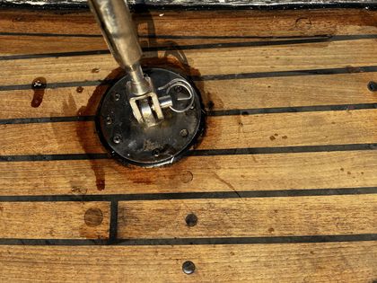 Decksbeschlag frisch eingedichtet auf dem Teakdeck