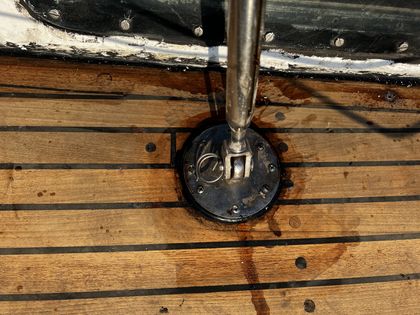 Neu eingedichteter Beschlag mit frischer Dichtmasse