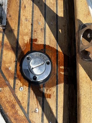 Neu eingedichteter Tankstutzen im Teakdeck