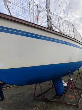 Altes blaues Antifouling mit Abplatzern am Unterwasserschiff