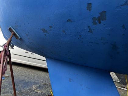 Abgenutztes Antifouling mit sichtbaren Kratzspuren