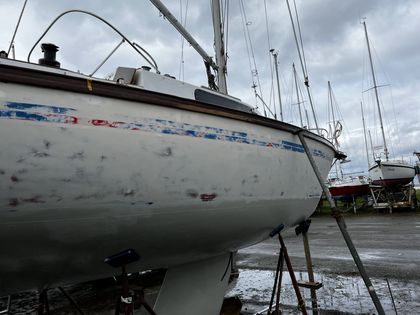 Bordwand nach dem Schleifen mit Spuren alter Ausbesserungen