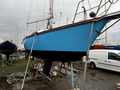 Hellblauer Rumpf mit frischem schwarzem Antifouling
