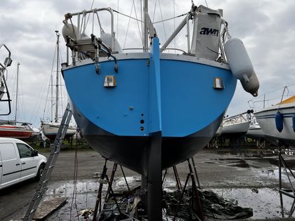 Heckansicht mit Zwischenanstrich und schwarzem Unterwasserschiff