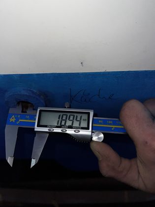 Messschieber an einer Borddurchführung, daneben die Beschriftung Küche am Rumpf