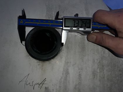 Vermessung der Auspuffdurchführung mit digitalem Messschieber