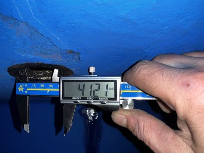 Messschieber an einer Durchführung im blauen Unterwasserschiff