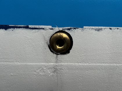 Neue Durchführung von innen an der Wasserlinie, Rumpf halb grundiert