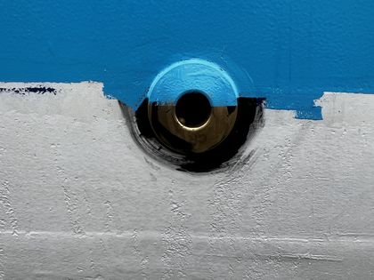 Frisch gesetzte Durchführung mit Dichtmasse