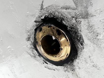 Neue Bronze-Durchführung im weißen Primer