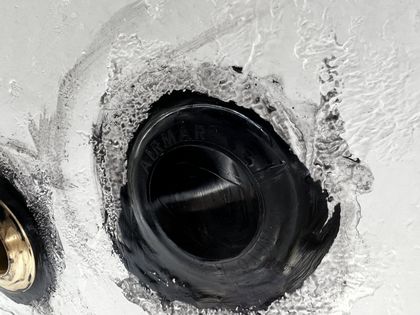 Eingedichtete Durchführung mit schwarzer Dichtmasse
