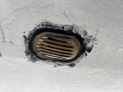 Neues Seewassergitter eingedichtet im Rumpf