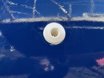Neue Durchführung außen im fertigen dunkelblauen Lack