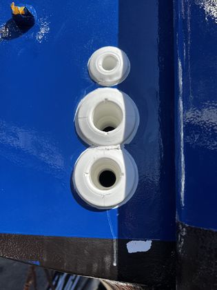Zwei neue Borddurchlässe für Cockpit und Lenzleitungen